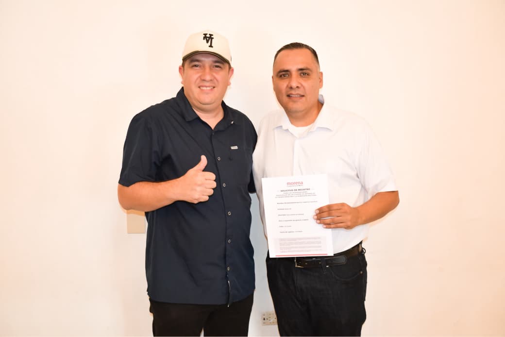 Martín Camacho Figueroa, aspirante a la Coordinación Municipal de Morena en Salvador Alvarado, junto a su familia