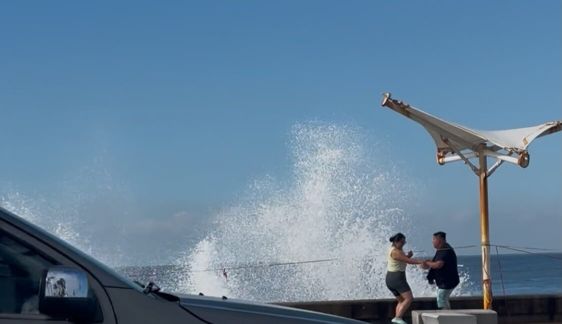 ¡Turismo splash en Mazatlán, Sinaloa! El oleaje sorprende a visitantes y los deja empapados