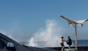 ¡Turismo splash en Mazatlán, Sinaloa! El oleaje sorprende a visitantes y los deja empapados