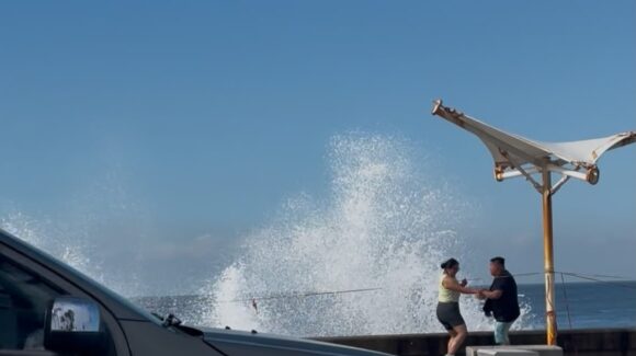 ¡Turismo splash en Mazatlán, Sinaloa! El oleaje sorprende a visitantes y los deja empapados