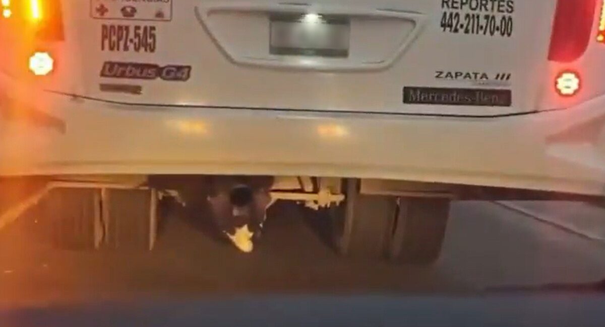 ¿Por qué se escondió en el chasis de un camión? Menor es captado debajo de un camión en movimiento, en Querétaro