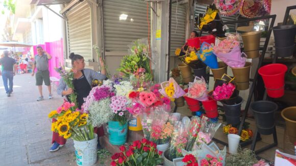 “Con fe y ganas de trabajar”: Floristas de Culiacán se preparan para el Día de Muertos