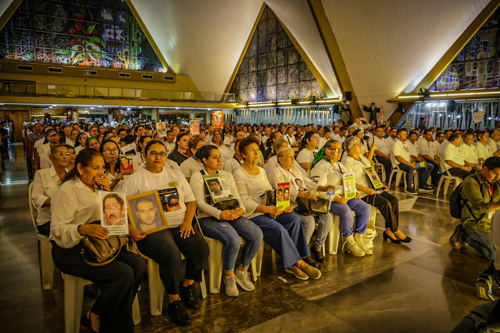 Madres de buscadoras, viudas de policías y víctimas de la violencia presentes en misa en La Lomita por Nuncio Apostólico
