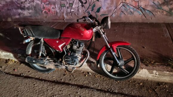Choque entre motocicleta y bicicleta deja dos hombres lesionados en Guasave, Sinaloa
