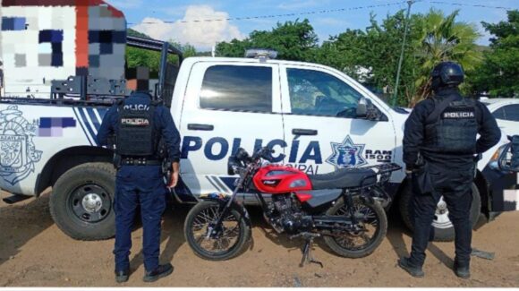 Circulaba sin casco ni placas y descubren que su motocicleta tenía reporte de robo en Mazatlán, Sinaloa