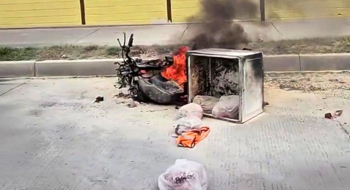 ¡Quedó calcinada! Motocicleta que llevaba carne se incendia en la avenida Rafael Buelna de Mazatlán, Sinaloa