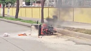 motocicleta se incendia en la avenida rafael buelna de mazatlan lugar