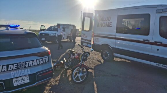 Motociclista resulta lesionado tras chocar contra camioneta en el entronque de Ohuira y Flores Magón, en Ahome, Sinaloa