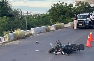 Muere policía estatal al caer con todo y moto desde el puente desnivel en El Palmito de Culiacán