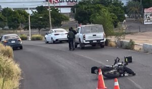 Muere policía estatal al caer con todo y moto desde el puente desnivel en El Palmito de Culiacán