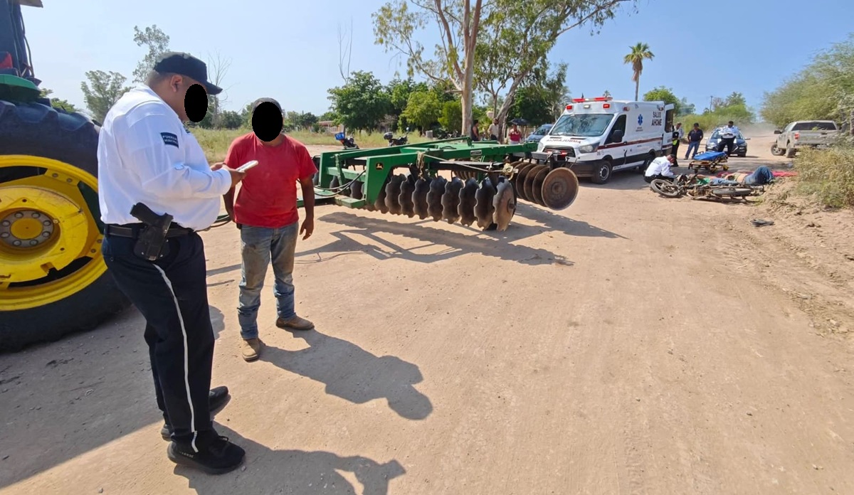 Mujer lesionada al chocar contra rastra de tractor en Ahome