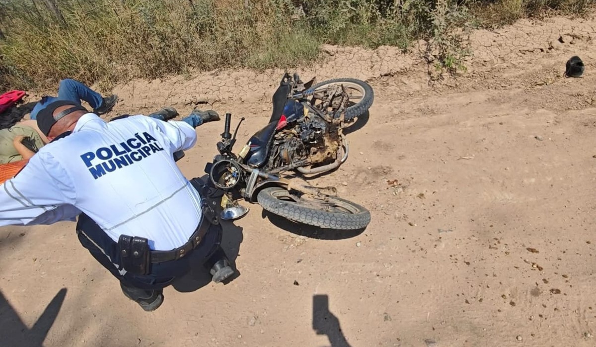 Mujer lesionada al chocar contra rastra de tractor en Ahome