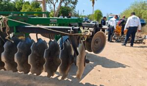 Mujer sufre lesiones de gravedad tras impactarse contra una rastra de tractor en El Carrizo, Ahome, Sinaloa