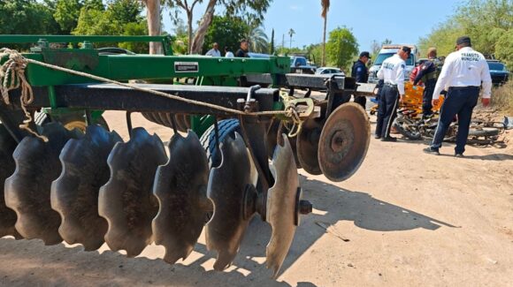 Mujer sufre lesiones de gravedad tras impactarse contra una rastra de tractor en El Carrizo, Ahome, Sinaloa