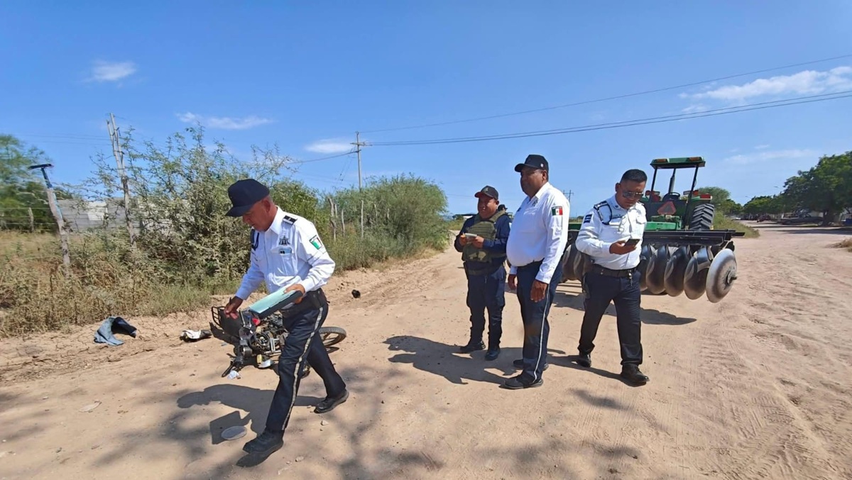 Mujer lesionada al chocar contra rastra de tractor en Ahome