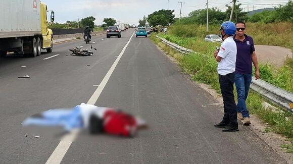 Muere mujer en fatal accidente de motocicleta sobre la carretera México 15, en Mazatlán, Sinaloa