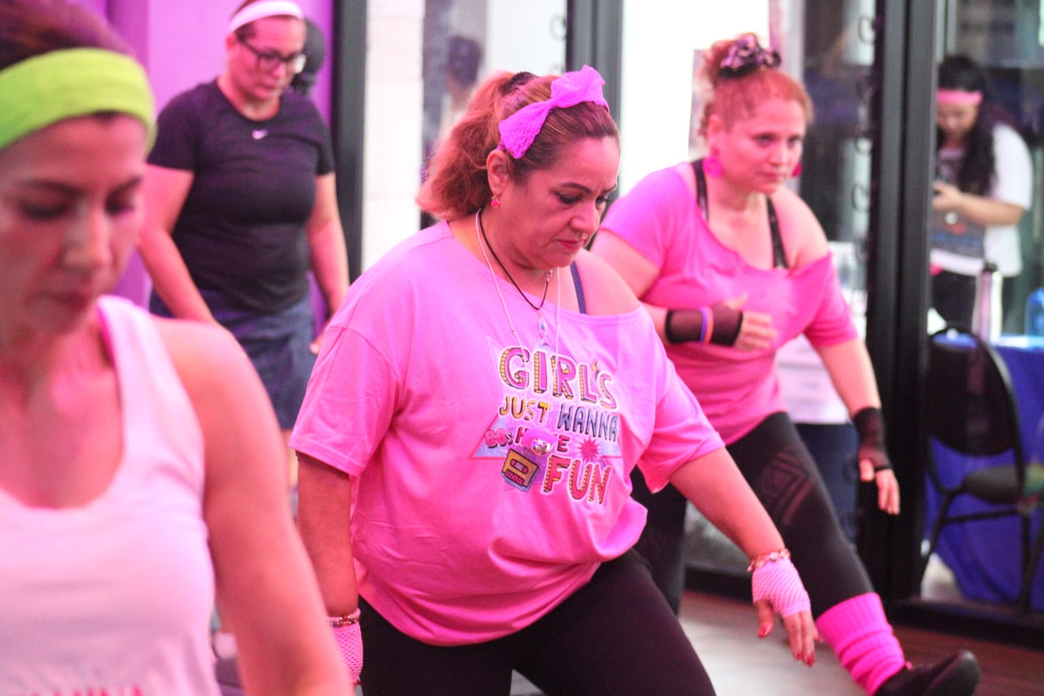 Mujeres se unen contra el cáncer en iniciativa 80's Stronger Together, en Mazatlán