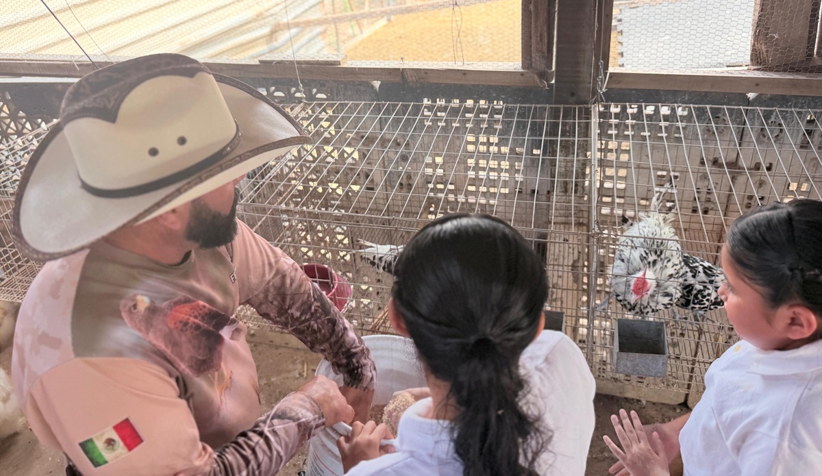 Niños de Casa Santa Eduwigues visitan Pet Farm, en Los Mochis