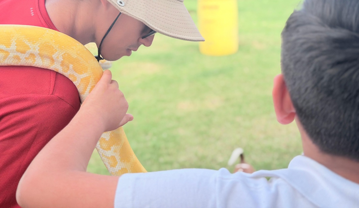 Niños de Casa Santa Eduwiges visitan Pet Farm