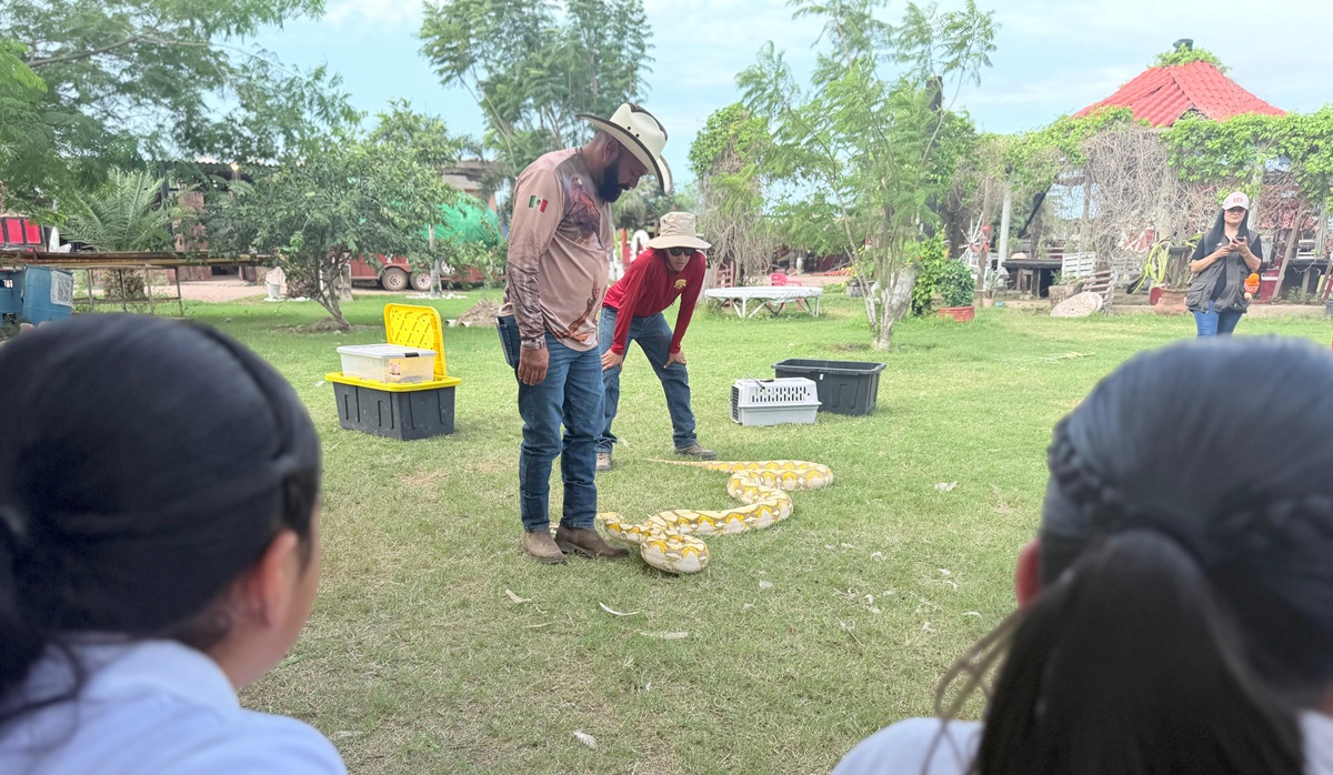 Niños de Casa Santa Eduwigues visitan Pet Farm, en Los Mochis