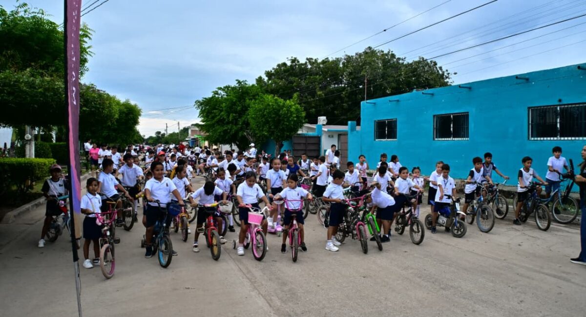 Más de 200 niñas y niños recorren en bicicleta las calles de Barrón, Mazatlán
