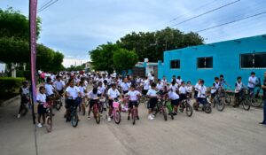 Más de 200 niñas y niños recorren en bicicleta las calles de Barrón, Mazatlán