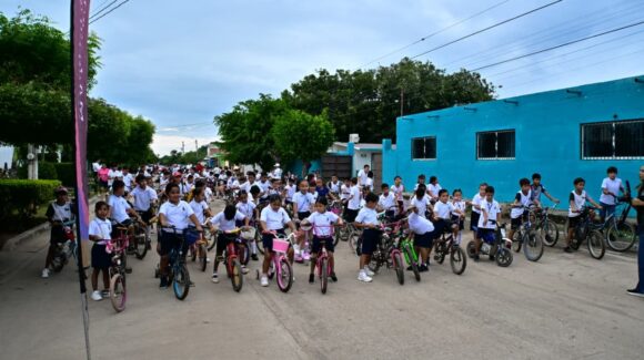 Más de 200 niñas y niños recorren en bicicleta las calles de Barrón, Mazatlán