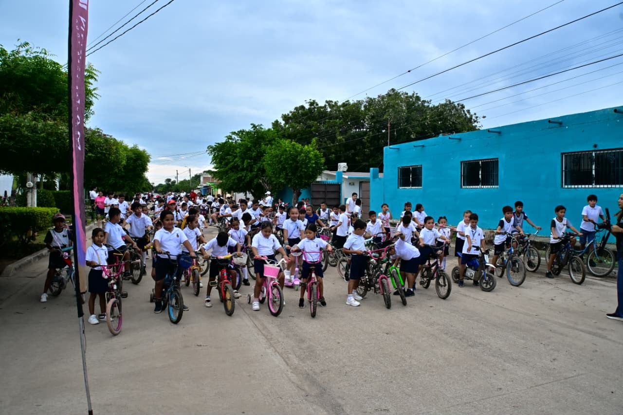 Más de 200 niñas y niños recorren en bicicleta las calles de Barrón, Mazatlán
