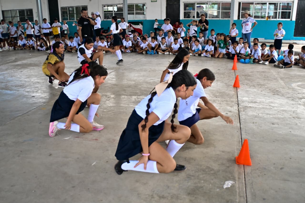 Más de 200 niñas y niños recorren en bicicleta las calles de Barrón, Mazatlán