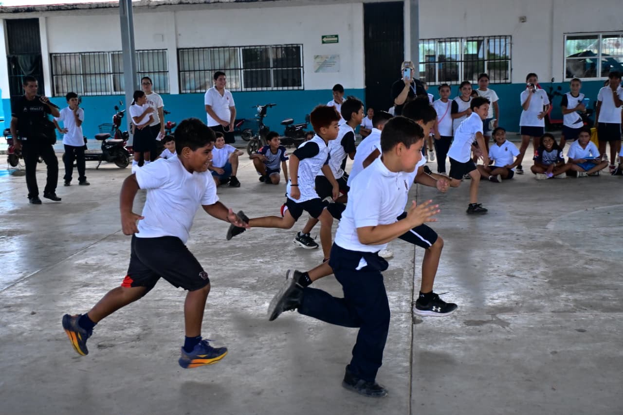 Más de 200 niñas y niños recorren en bicicleta las calles de Barrón, Mazatlán