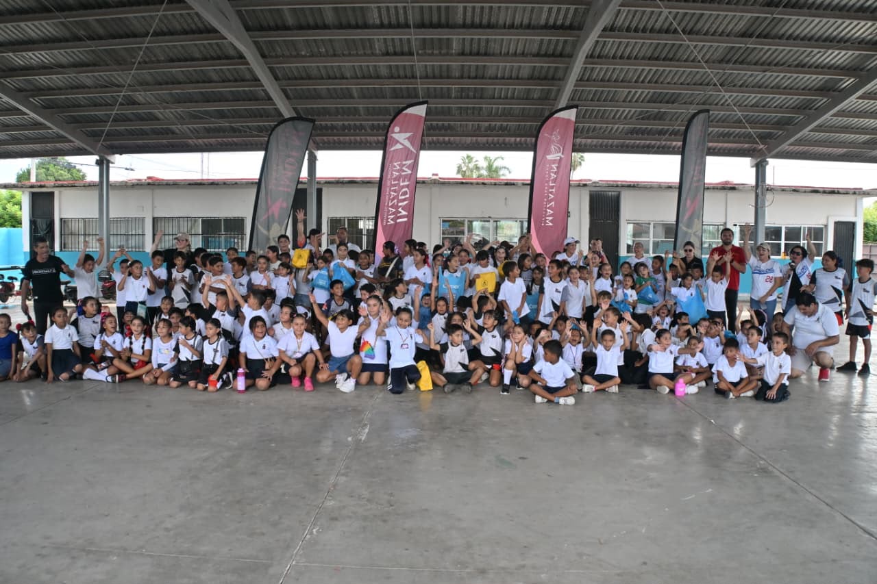 Más de 200 niñas y niños recorren en bicicleta las calles de Barrón, Mazatlán