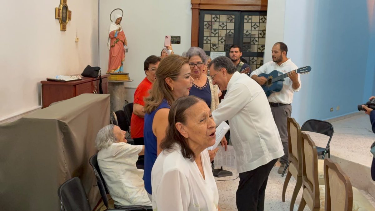 nuncio apostolico lleva mensaje de esperanza a adultos mayores cantan