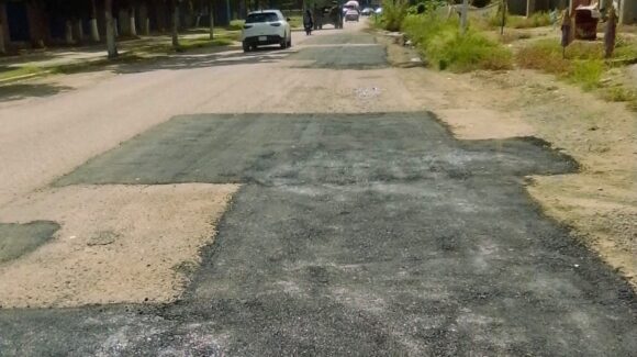 Reparan bache que provocaba congestionamiento vial en calle Benjamín Franklin, en Mazatlán, Sinaloa