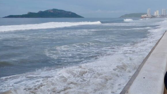 ¿Vas a la playa en Mazatlán, Sinaloa este viernes 9 de octubre? Estas zonas tienen oleaje peligroso