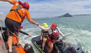 Fuerte oleaje complica regreso de embarcación en Mazatlán, Sinaloa; rescatan a tres adultos mayores