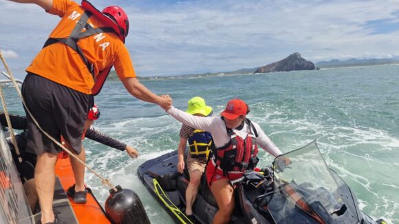 Fuerte oleaje complica regreso de embarcación en Mazatlán, Sinaloa; rescatan a tres adultos mayores