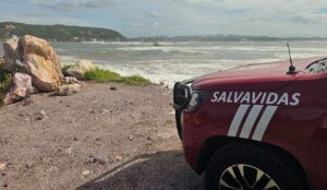 Oleaje impide regreso de embarcación en Mazatlán
