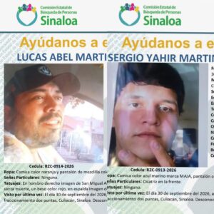 padre e hijo levantados en punta azul