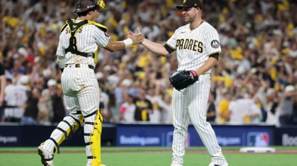 Los Padres de San Diego ganan el tercer juego de la Serie Divisional y siguen con vida