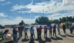 SEPyC pide paciencia a madres que bloquean carretera por falta de subestación eléctrica en el ejido 20 de Noviembre
