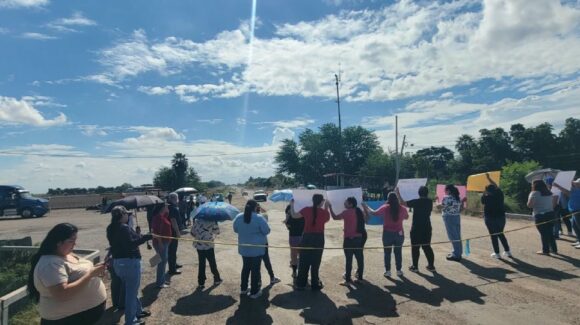 SEPyC pide paciencia a madres que bloquean carretera por falta de subestación eléctrica en el ejido 20 de Noviembre