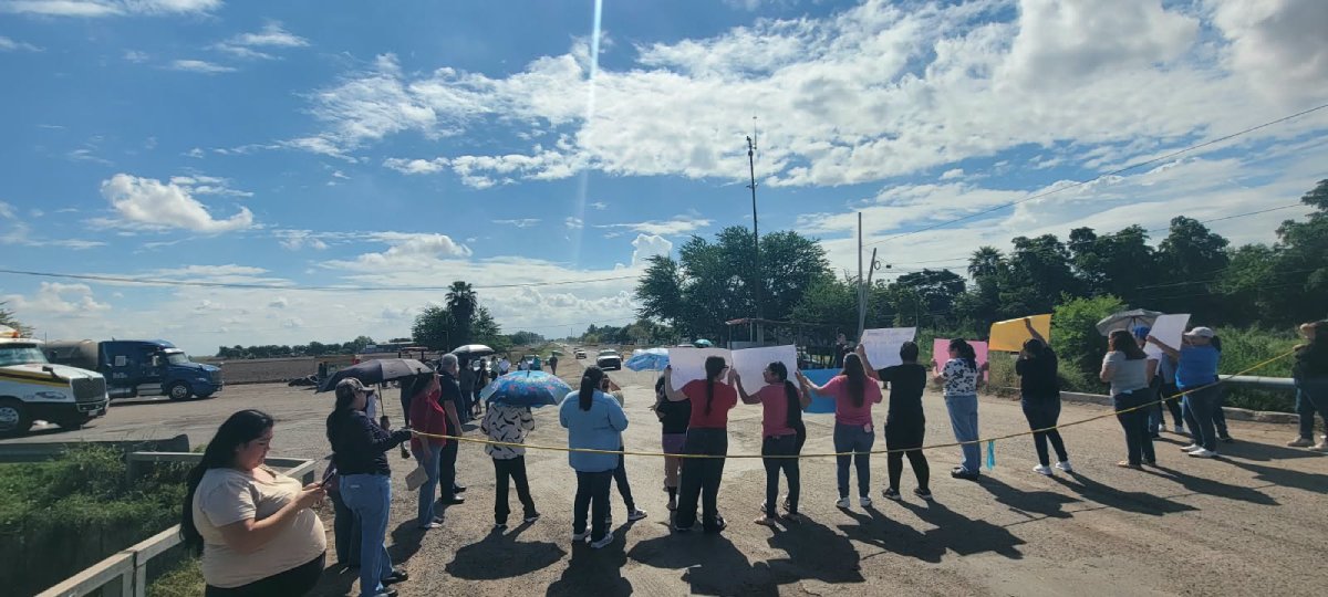 padres de familia bloquean calle por subestacion en escuela del 20 de noviembre ahome