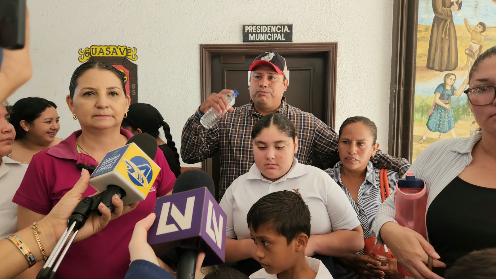 Padres de familia y alumnos de escuelas de Guasave