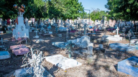Culiacán alista panteones municipales para el Día de Muertos: Retiran 15 toneladas de basura semanales