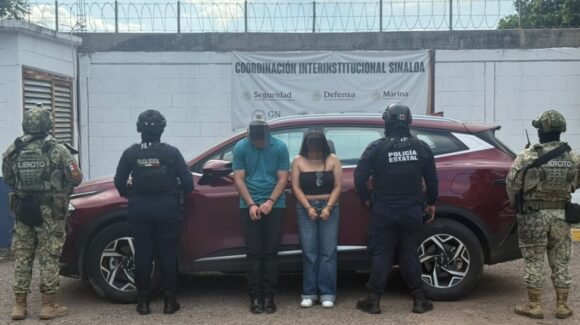 Detienen a una pareja de hombre y mujer por circular con un automóvil robado, en Culiacán, Sinaloa
