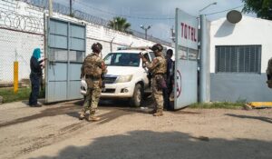 Familias siguen sin información sobre internos del penal de Mazatlán, tras segunda riña registrada
