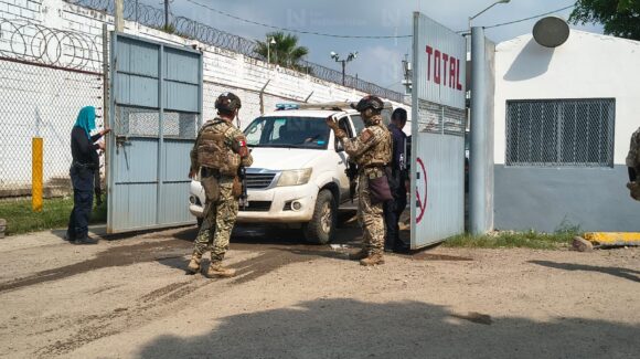 Familias siguen sin información sobre internos del penal de Mazatlán, tras segunda riña registrada