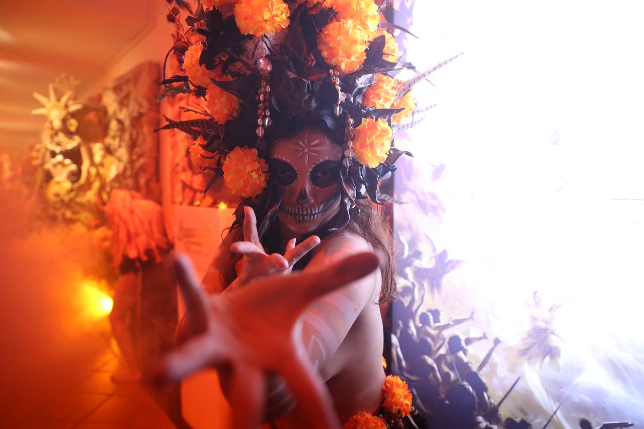 Performance por el Día de Muertos en Casa Haas de Mazatlán