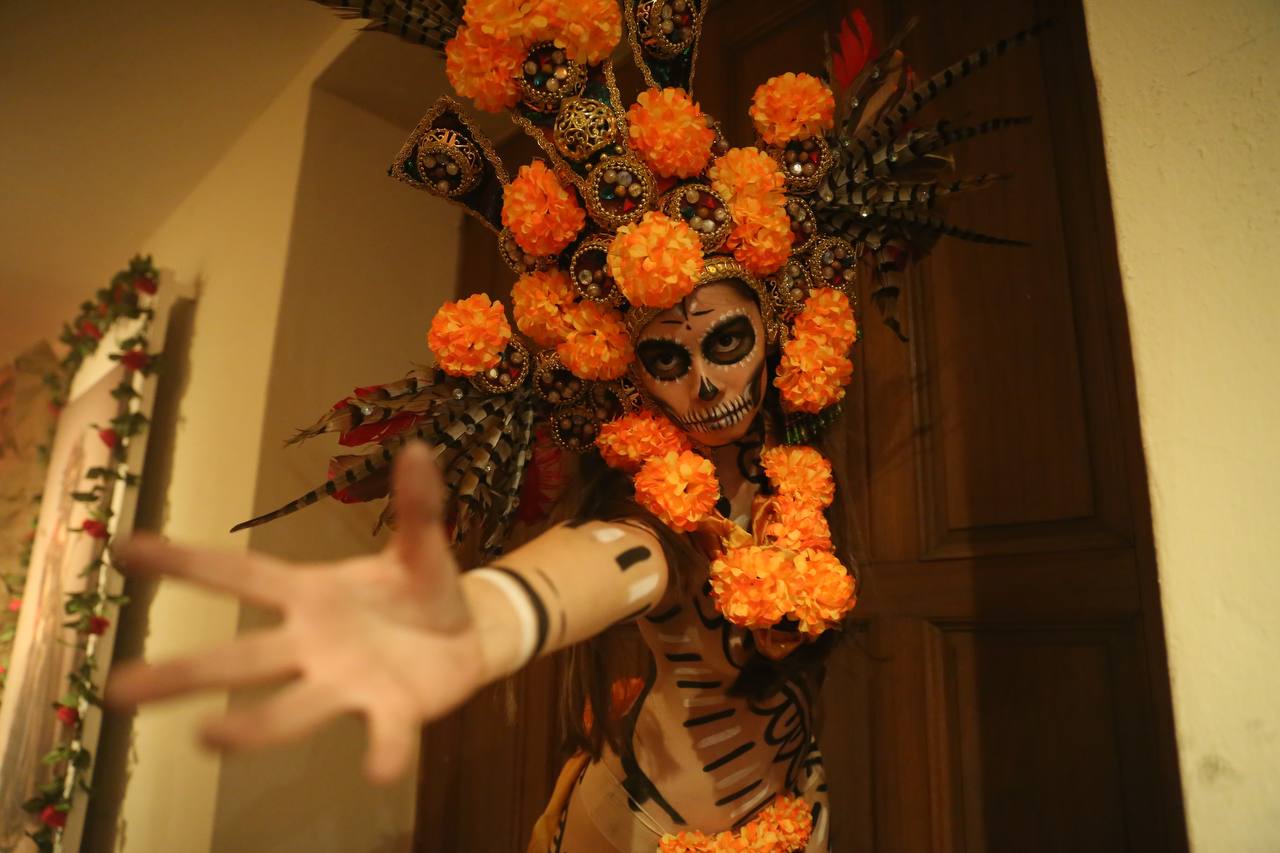 Performance por el Día de Muertos en Casa Haas de Mazatlán