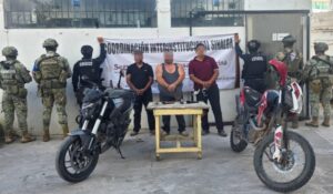 Persecución en Escuinapa, Sinaloa, termina con tres detenidos, armas calibre 9 mm y dos motocicletas aseguradas